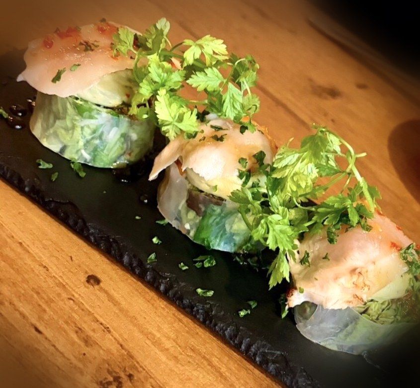 地鶏とアボカドタルタルの生春巻き